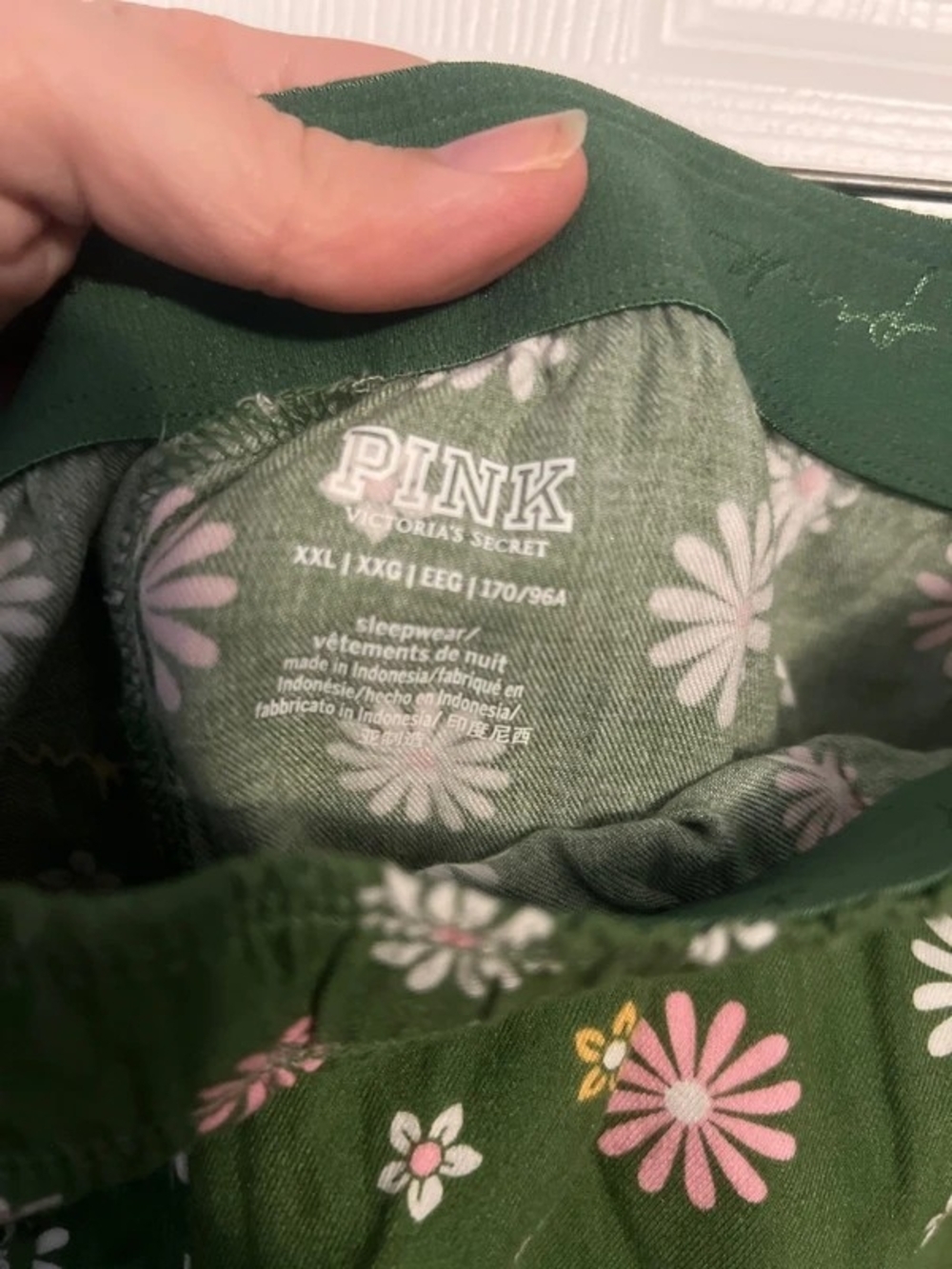 PINK Victoria's Secret Green Daisy Print Shorts - Picture 3 of 3